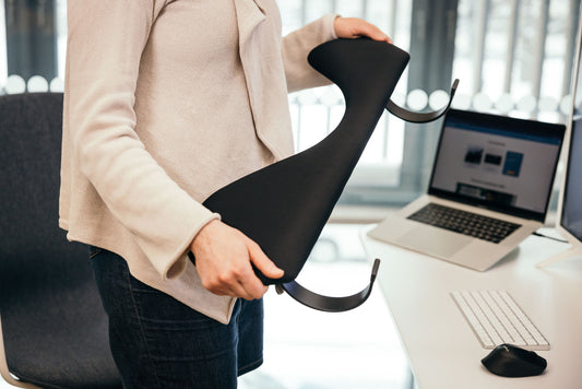 Käyttäjä esittelee Handy-asymmetristä tukea kaarikiinnityksellä.