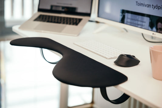 Handy-asymmetrinen tuki pöytään kaarilla kiinnitettynä.