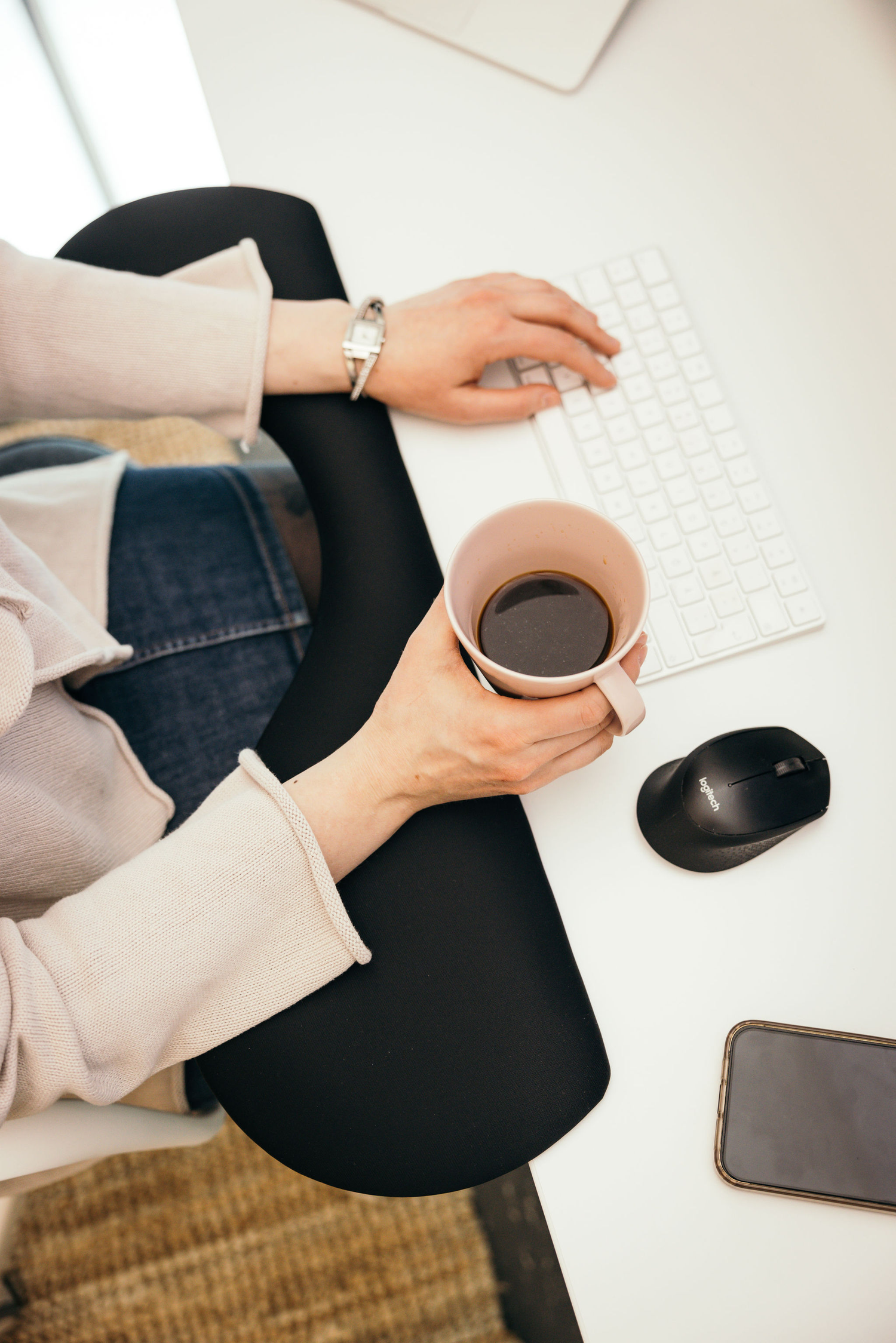 Handy-asymmetrinen kyynärvarsituki käytössä ylhäältä nähtynä