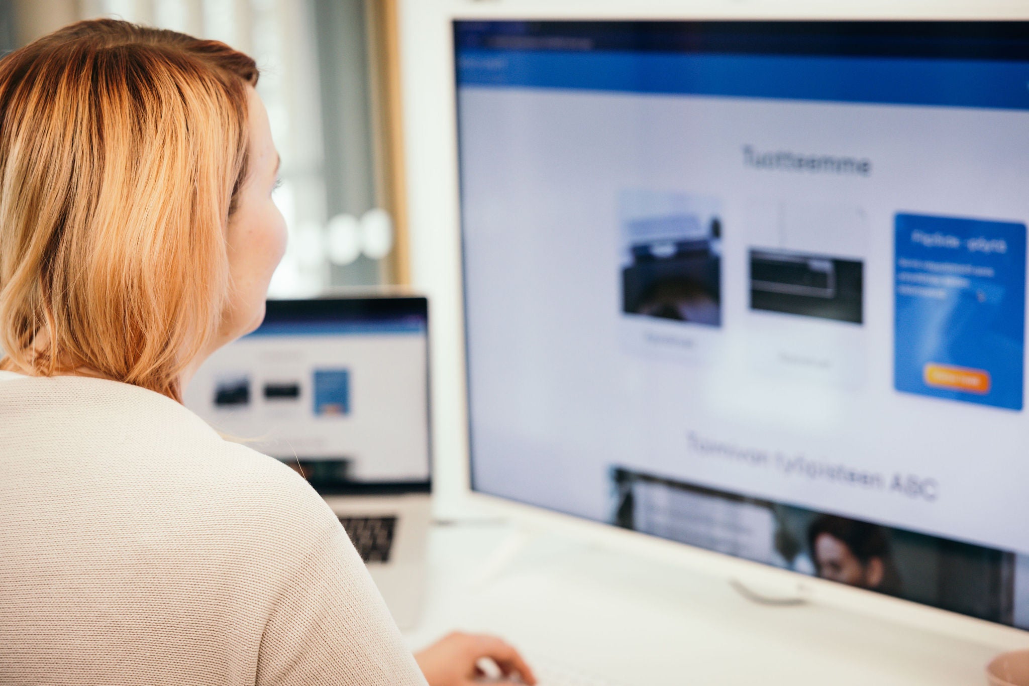 Käyttäjä selaa Ergo Unit -verkkokauppaa