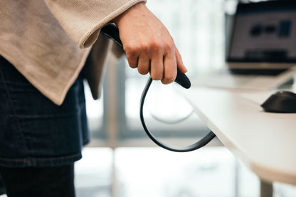 Handy-asymmetrisen tuen kiinnitys pöytään kaarilla.